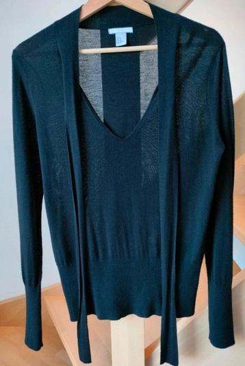 Mooie zwarte trui van viscose. Medium H&M. V-hals met lint beschikbaar voor biedingen