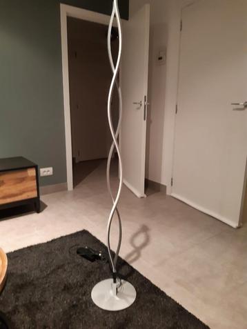 Moderne staande lamp .zilvergrijs van kleur .i beschikbaar voor biedingen