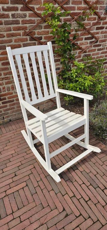 Mooie, witte schommelstoel beschikbaar voor biedingen