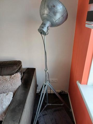 Mooie exclusieve vloerlamp industrieel beschikbaar voor biedingen