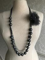 Next Grijze Tuleketting met Broche, Handtassen en Accessoires, Kettingen, Ophalen of Verzenden, Gebruikt, Grijs, Kunststof