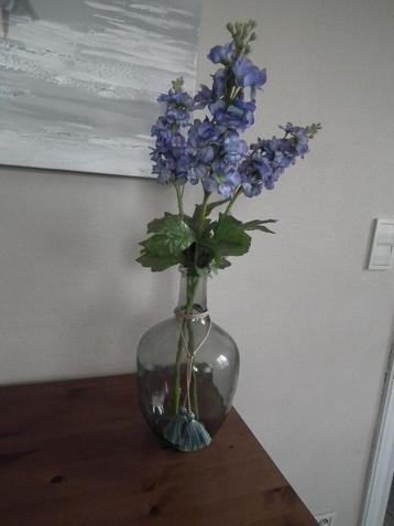 Glazen vaas, met kunstbloemen beschikbaar voor biedingen