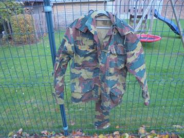 Kleurrijk smockjack van het Belgische leger uit 1958  beschikbaar voor biedingen