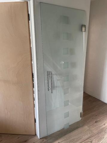 Glazen deur 2 scharnieren 2m op 75 cm beschikbaar voor biedingen