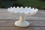 Retro vintage antieke oude kleine schotel op voet opaline, Ophalen of Verzenden