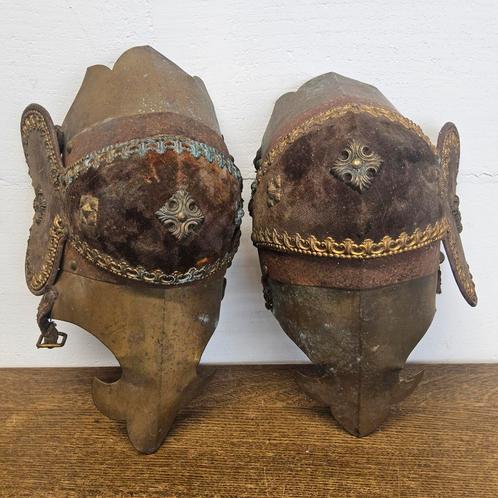 Oude ridder harnas kniebeschermers (koper, metaal en velour), Antiek en Kunst, Curiosa en Brocante, Ophalen of Verzenden