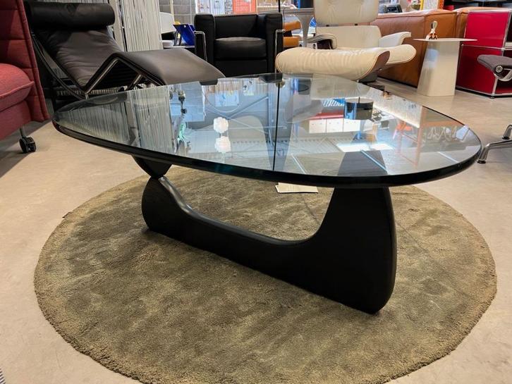 Vitra Noguchi coffee table, Huis en Inrichting, Tafels | Salontafels, Gebruikt, Ovaal, Overige houtsoorten, Glas, Verzenden