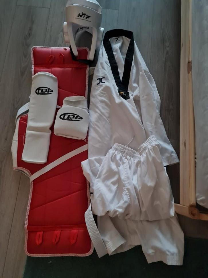 Taekwondo uitrusting – Dobok + Bescherming te verkoop, Sport en Fitness, Vechtsporten en Zelfverdediging, Zo goed als nieuw, Taekwondo