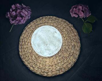 Lampe en forme de lune beschikbaar voor biedingen
