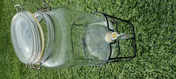 Karaf met kraantje op voet  beschikbaar voor biedingen