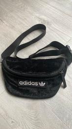 Adidas heuptasje zwart, Handtassen en Accessoires, Tassen | Schoudertassen, Zwart, Ophalen