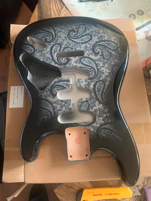 Stratocaster Paisley Black body “ neww, Muziek en Instrumenten, Instrumenten | Onderdelen, Verzenden