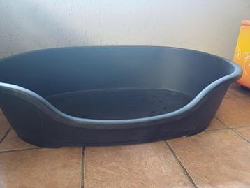 Grote mand voor hond (harde plastiek) beschikbaar voor biedingen