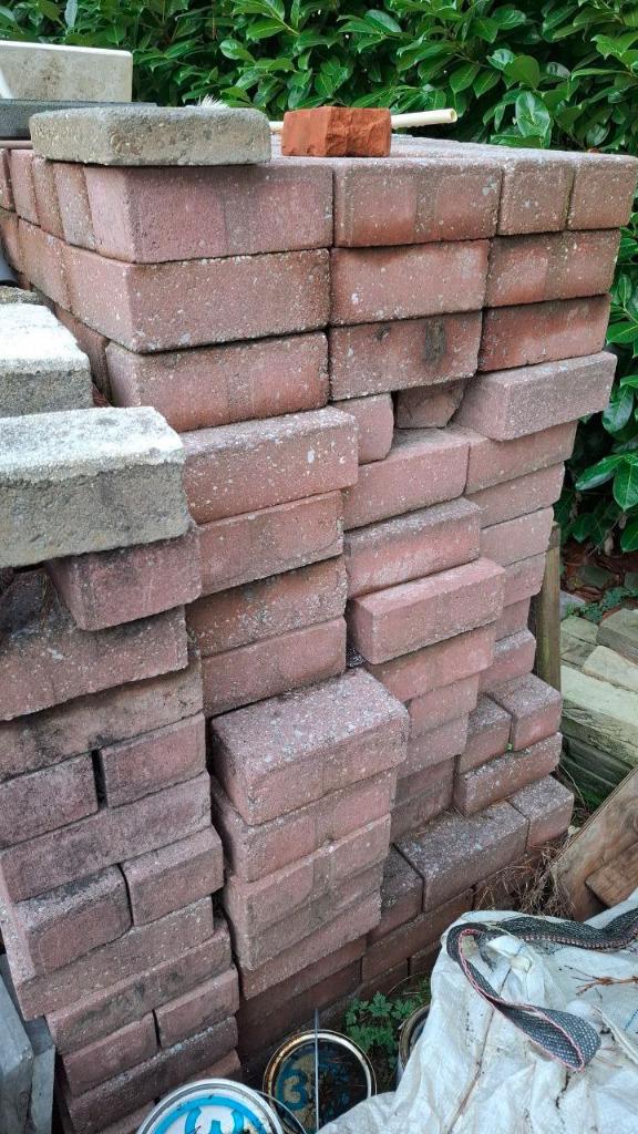 Gratis rode betonklinkers, Doe-het-zelf en Bouw, Vloerdelen en Plavuizen, Gebruikt, Plavuizen, Steen of Klei, Minder dan 50 cm