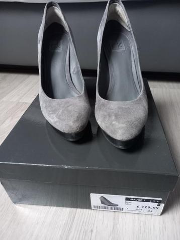 Chaussures à talon grise et noire Clavin Klein