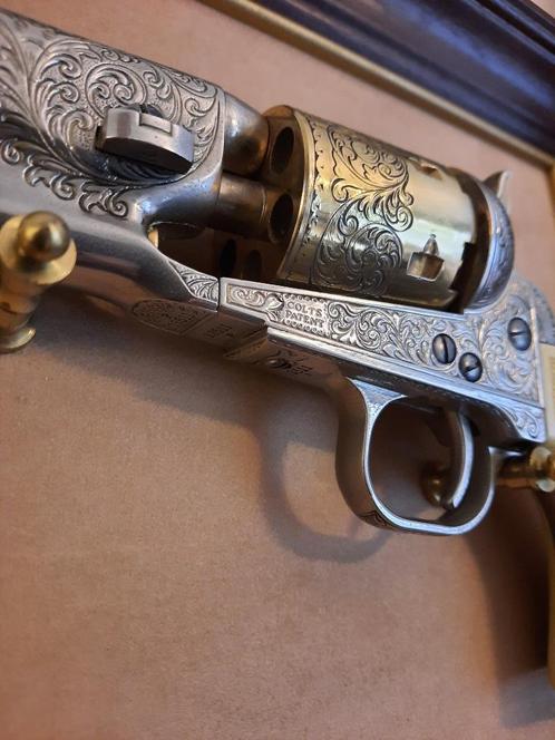 Gegraveerde Colt-replica met frame, Verzamelen, Militaria | Algemeen, Ophalen of Verzenden