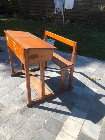 Vintage schoolbank beschikbaar voor biedingen