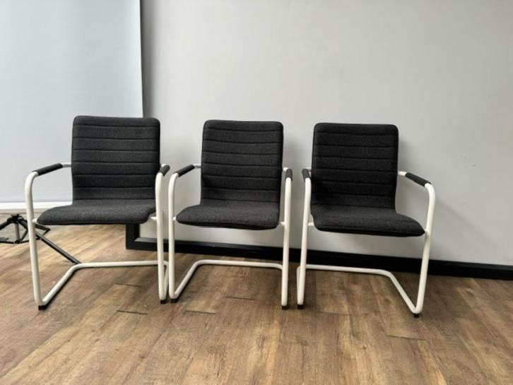 Vergaderstoel wolvilt (antraciet) wit frame, Hobby en Vrije tijd, Vilt, Wolvilt, Ophalen of Verzenden