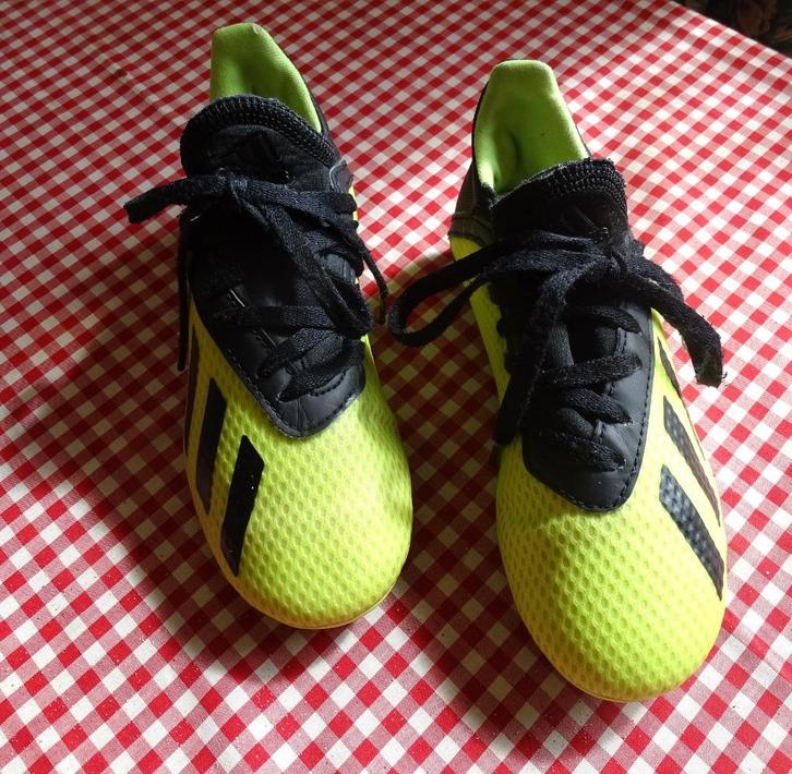 Chaussures de foot enfant, pointure 29,, Sport en Fitness, Voetbal, Zo goed als nieuw, Schoenen, Ophalen