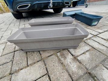 2 plastic bloembakken met onderschaal  beschikbaar voor biedingen