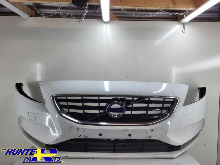Voorbumper wit Volvo V40 II ('12-'19) 31283732, Auto-onderdelen, Carrosserie, Bumper, Volvo, Voor, Gebruikt, Ophalen of Verzenden