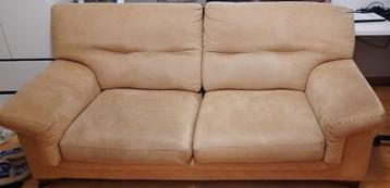 Sofa gratis beschikbaar voor biedingen