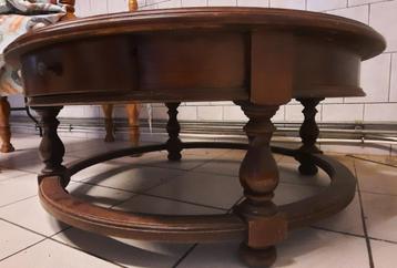 Charmante ronde houten tafel met lade beschikbaar voor biedingen