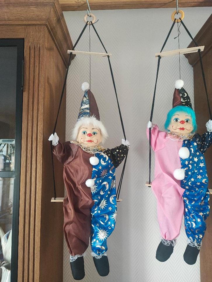 Poupée Arlequin (Pierrot) sur balançoire 50 cm 2 pièces, Collections, Poupées, Neuf, Poupée, Enlèvement ou Envoi