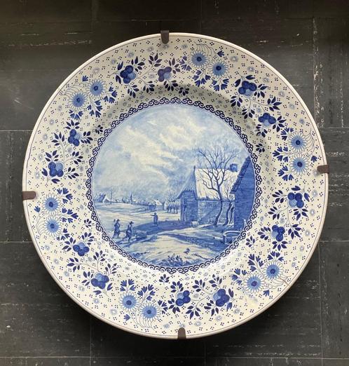 Groot bord in de stijl van Delft blauw, Antiek en Kunst, Antiek | Wandborden en Tegels, Ophalen