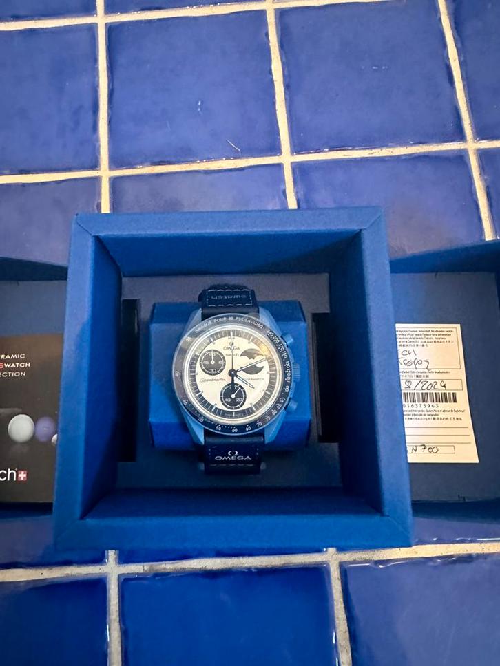 Moonswatch Super Blue Moonphase, Handtassen en Accessoires, Horloges | Heren, Nieuw, Polshorloge, Swatch, Staal, Kunststof, Ophalen of Verzenden