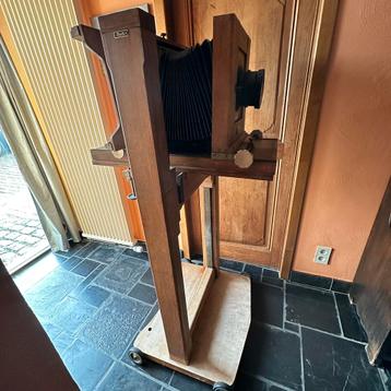 Vintage houten studiocamera op statief – Narita Belgium beschikbaar voor biedingen