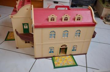 Vintage opvouwbaar poppenhuis beschikbaar voor biedingen