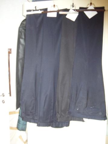 Zwarte heren broek beschikbaar voor biedingen