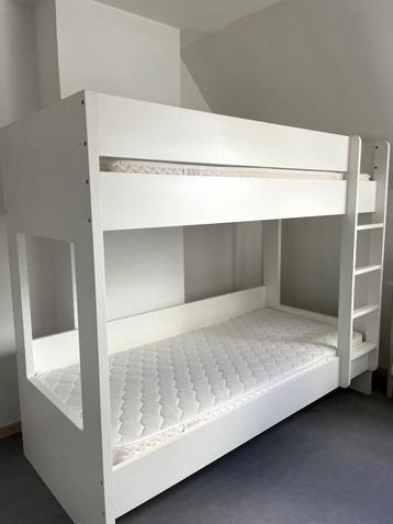 wit stapelbed met vaste trap beschikbaar voor biedingen