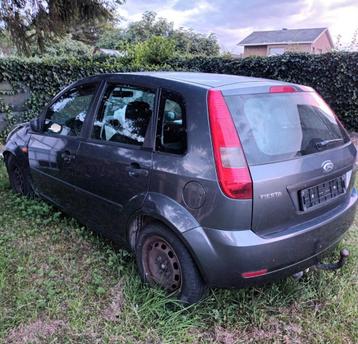 Voiture Ford Fiesta 14 TDCI endommagée en pièces à vendre 