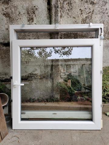 PVC kip en draai raam dubbel glas 106,5x104 beschikbaar voor biedingen