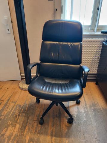 Mim directiestoel in zwart leer en hout beschikbaar voor biedingen