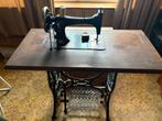 Antieke naaimachine op gietijzeren meubels — gouden decor, Ophalen