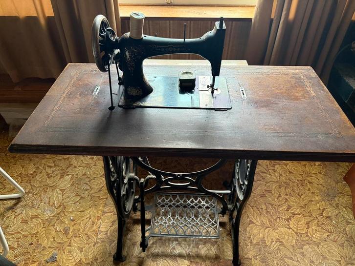 Antieke naaimachine op gietijzeren meubels — gouden decor, Antiek en Kunst, Antiek | Naaimachines, Ophalen
