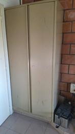 Metalen kasten, Ophalen