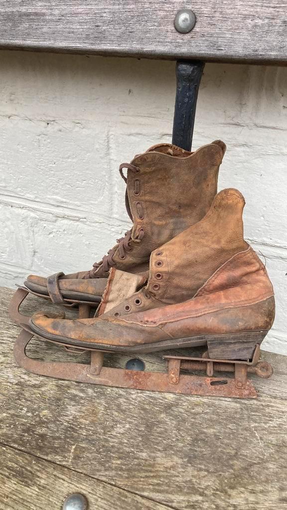 Schaats-ijzers, twee paar, zijn antiek!, Antiek en Kunst, Curiosa en Brocante, Ophalen