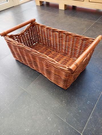 2 rieten (rotan) manden beschikbaar voor biedingen