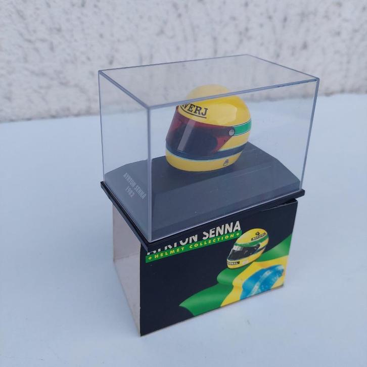 1982 AYRTON SENNA BANERJ 1/8 MINICHAMPS HELM + BLISTERVERPAK, Verzamelen, Automerken, Motoren en Formule 1, Zo goed als nieuw