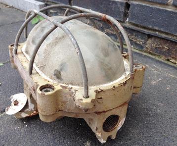 Metalen robuuste lamp beschikbaar voor biedingen