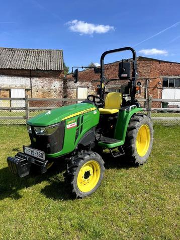 Traktor John Deere 3038E met 5 werktuigen  beschikbaar voor biedingen