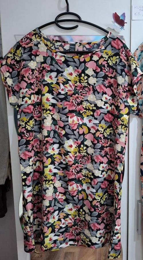 KLEEDJE MET BLOEMETJES, Kleding | Dames, Jurken, Zo goed als nieuw, Maat 42/44 (L), Roze, Boven de knie, Ophalen of Verzenden