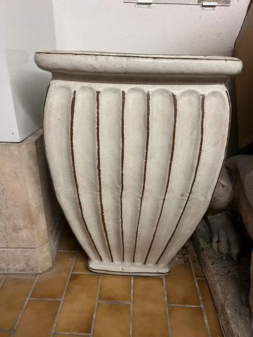 Ecru bloempot beschikbaar voor biedingen