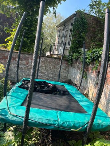 BERG TRAMPOLINE met nieuw veiligheidsnet 220 330 beschikbaar voor biedingen