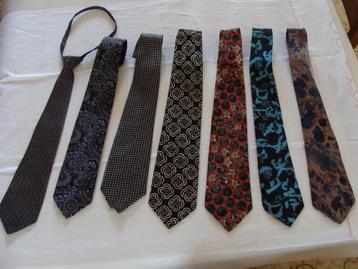 choix divers cravates de marques différentes, vintage