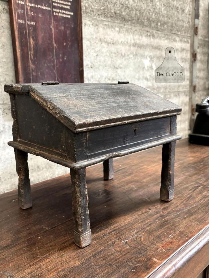 Authentieke antieke mini-lessenaar op poten, Antiek en Kunst, Antiek | Woonaccessoires, Ophalen of Verzenden